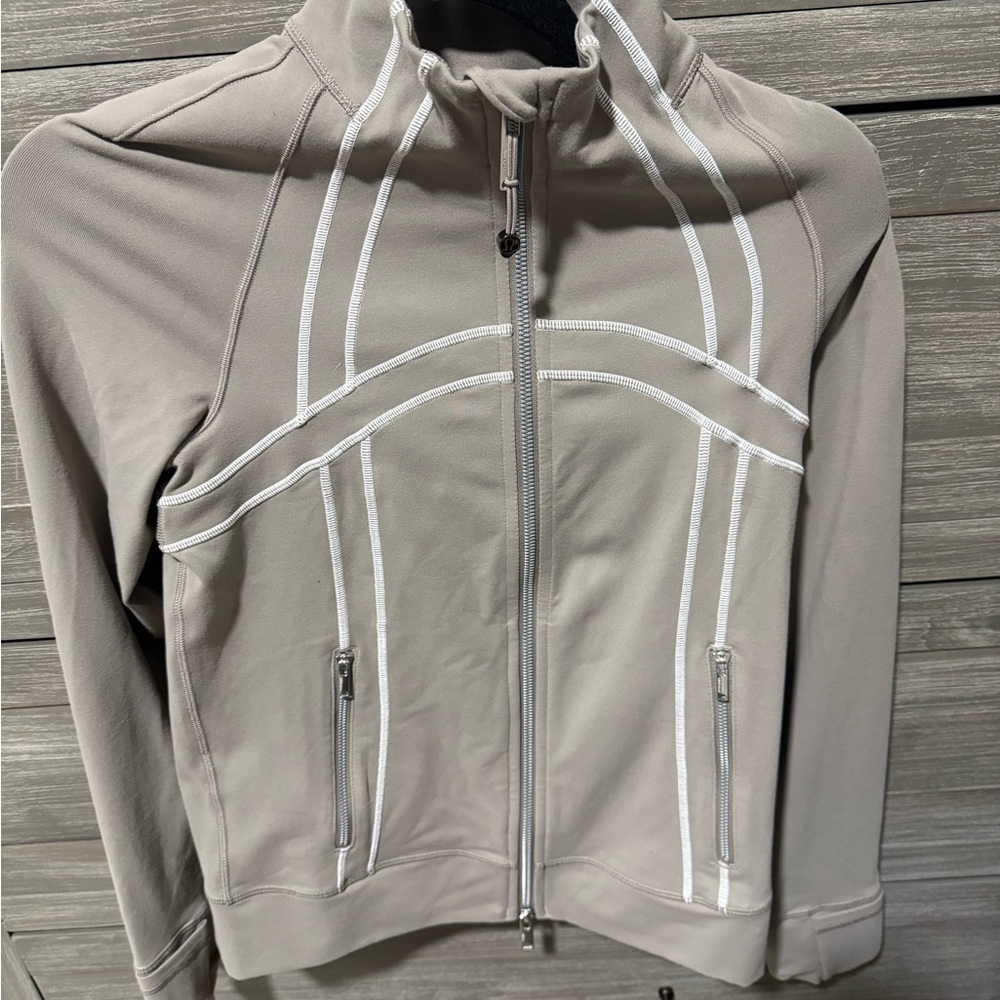 Lululemon define track jacket size 4 (runs big)